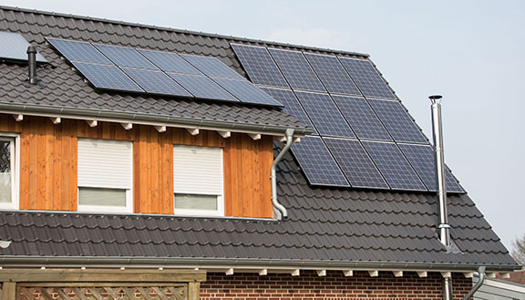 Das Bild zeigt das Hausdach von Sebastian Haverkotte in Stadtlohn mit einer Solaranlage. Die energetische Sanierung erfolgte dank einer Förderung der NRW.BANK.