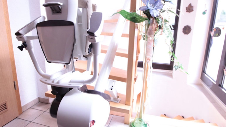 Treppe mit Treppenlift in einem Wohnhaus