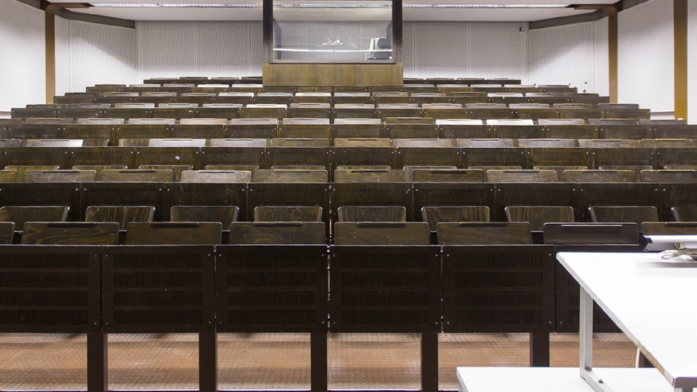 Leerer Hörsaal in einer Hochschule