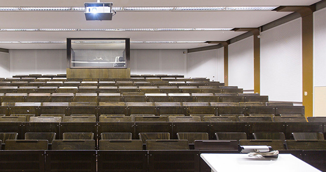 Leerer Hörsaal in einer Hochschule