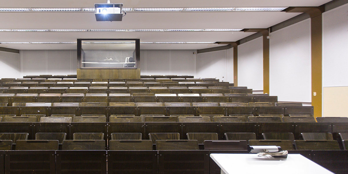 Leerer Hörsaal in einer Hochschule