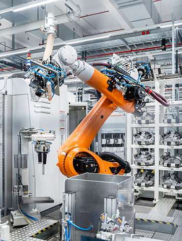 Ein orangener Roboterarm