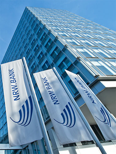 Gebäude der NRW.BANK mit Fahnen