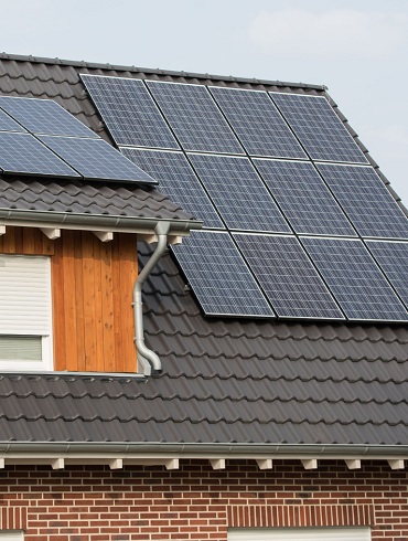 Solarzellen auf dem Dach eines Wohnhauses.
