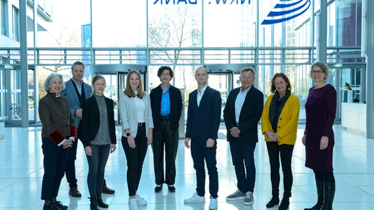 Die drei anwesenden Preisträgerinnen und Preisträger mit der Jury im Foyer der NRW.BANK.