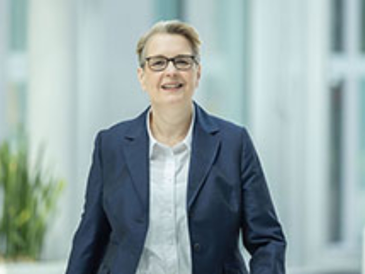 Gabriela Pantring läuft durch das Foyer der NRW.BANK