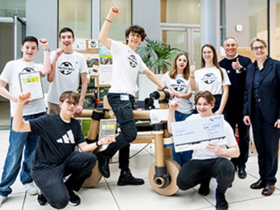 DIGIGREEN 2024 Preisverleihung in der NRW.BANK Düsseldorf am 7.3.2024. Im Foto: Gymnasium in den Filder Benden aus Moers mit ihrem Projekt "GreenRide: Nachhaltig Mobil".