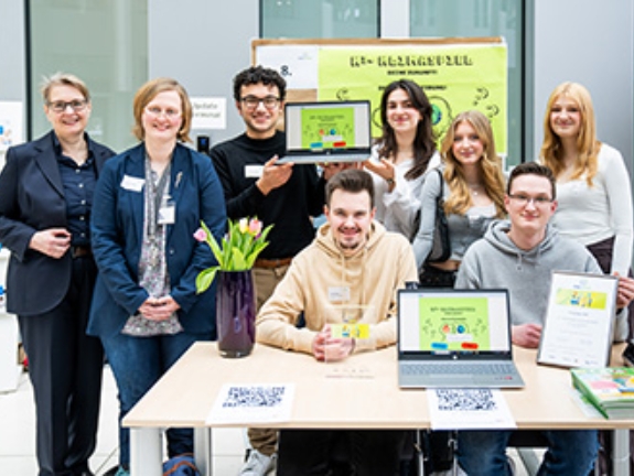 DIGIGREEN 2024 Preisverleihung in der NRW.BANK Düsseldorf am 7.3.2024. Im Foto: Fasia-Jansen Gesamtschule aus Oberhausen mit dem Projekt "K hoch 3 - Klimahelden kreieren Klimaspiel".