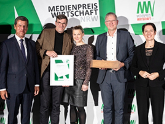 1. Platz Umweltwirtschaft & Nachhaltigkeit: v.l. Eckhard Forst, Marko Rösseler, Solveig Flörke, Marko Rösseler, Silke Gorißen (Ministerin für Landwirtschaft und Verbraucherschutz des Landes Nordrhein-Westfalen)