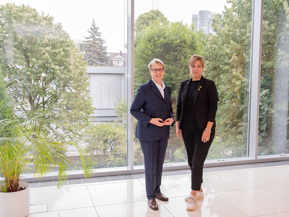 Das Bild zeigt Gabriela Pantring und Mona Neubaur.