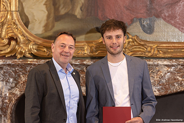Thomas Stausberg, Bereichsleiter der Wohnraumförderung in der NRW.BANK, übergab gestern im Namen der Bank und als Förderer beim 13. Schlaun-Fest in Münster den 1. Preis in der Rubrik Städtebau an Adrian May von der BTU Cottbus-Senftenberg.