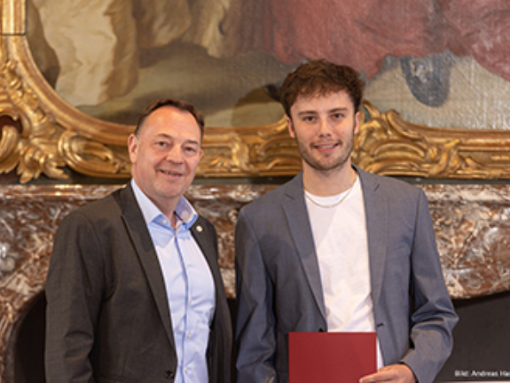 Thomas Stausberg, Bereichsleiter der Wohnraumförderung in der NRW.BANK, übergab gestern im Namen der Bank und als Förderer beim 13. Schlaun-Fest in Münster den 1. Preis in der Rubrik Städtebau an Adrian May von der BTU Cottbus-Senftenberg.