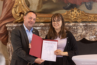In der Rubrik Architektur übergab Thomas Stausberg, Bereichsleiter der Wohnraumförderung in der NRW.BANK, einen der beiden 1. Preise gestern im Namen der Bank und als Förderer beim 13. Schlaun-Fest an Carlotta Feltes von der Jade Hochschule Oldenburg.