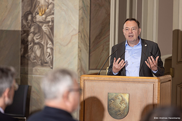Thomas Stausberg, Bereichsleiter der Wohnraumförderung in der NRW.BANK, begrüßte die Gäste beim gestrigen 13. Schlaun-Fest im Erbdrostenhof in Münster.