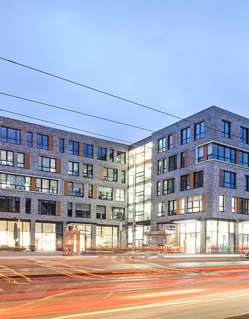 Modernes, neu gebautes Wohnquartier an einer Hauptstraße