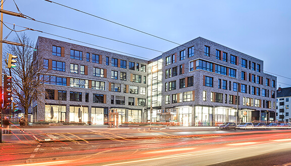 Modernes, neu gebautes Wohnquartier an einer Hauptstraße