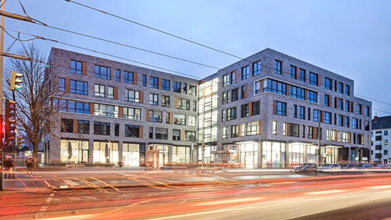Modernes, neu gebautes Wohnquartier an einer Hauptstraße