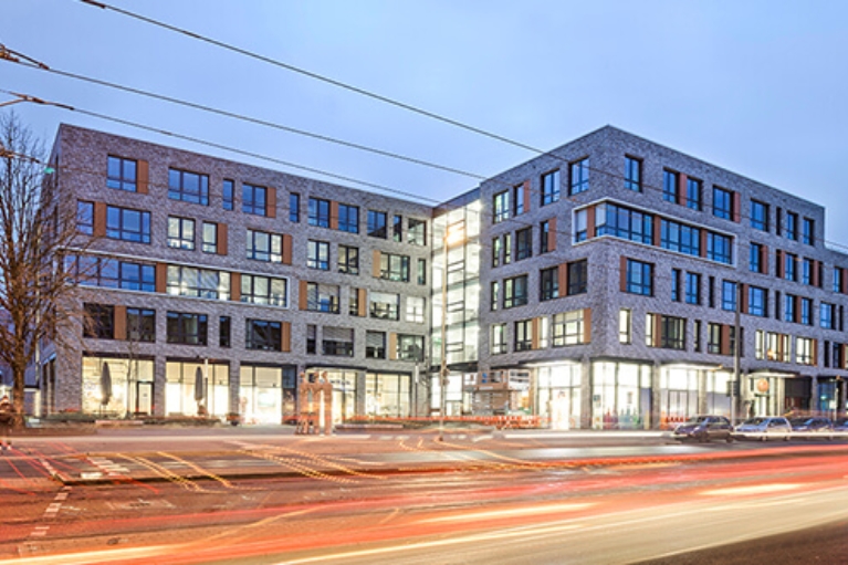 Modernes, neu gebautes Wohnquartier an einer Hauptstraße