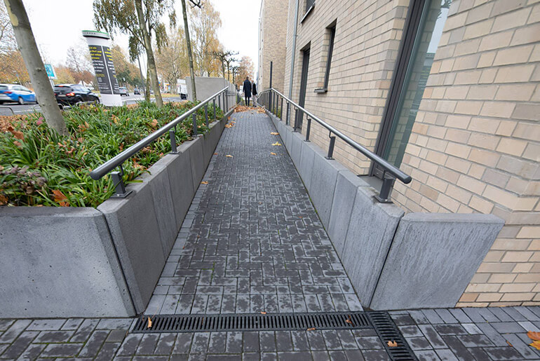 Rampe für den barrierearmen Zutritt zum Gebäude