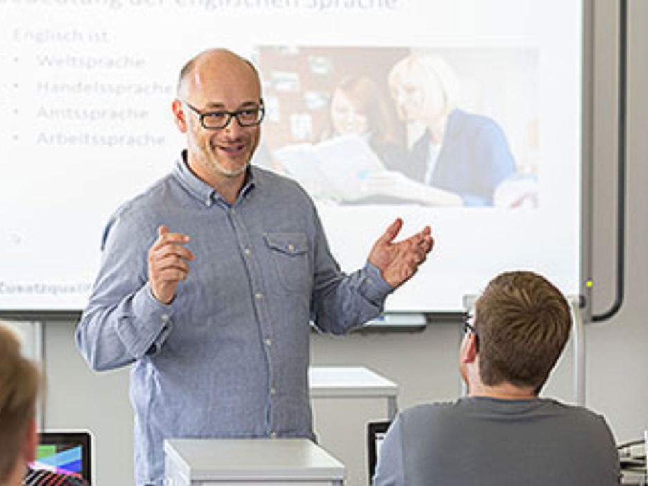 Michael Schift vom Berufskolleg Brilon im Unterricht vor einem Whiteboard