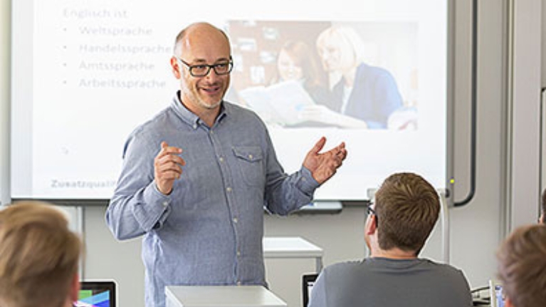 Michael Schift vom Berufskolleg Brilon im Unterricht vor einem Whiteboard