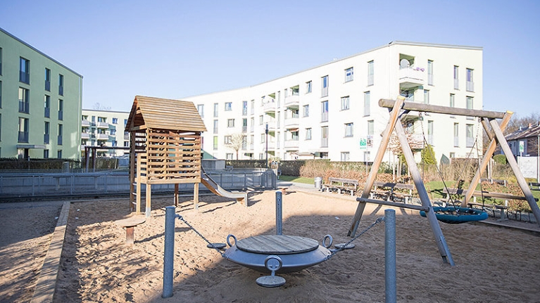Modernes Wohnquartier am Buchheimer Weg von außen, davor ein Spielplatz