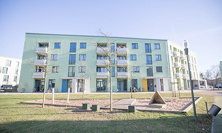 Modernes Wohnquartier am Buchheimer Weg von außen, davor ein Spielplatz
