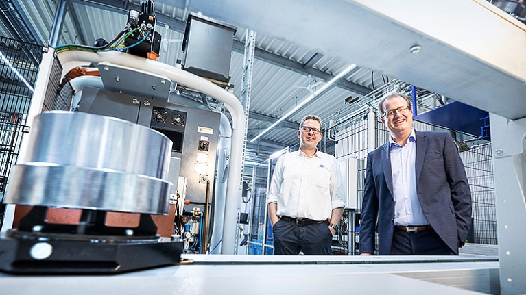 Tobias Heutger und Jürgen Bischopink, Geschäftsführer von Fischer und Kaufmann, vor ihrer Produktionsstraße