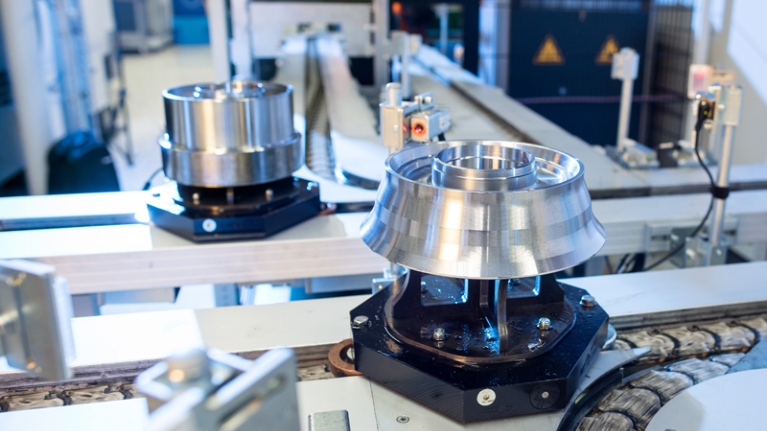 Produktionsstraße des Automobilzulieferers Fischer und Kaufmann mit verschiedenen Metallbauteilen