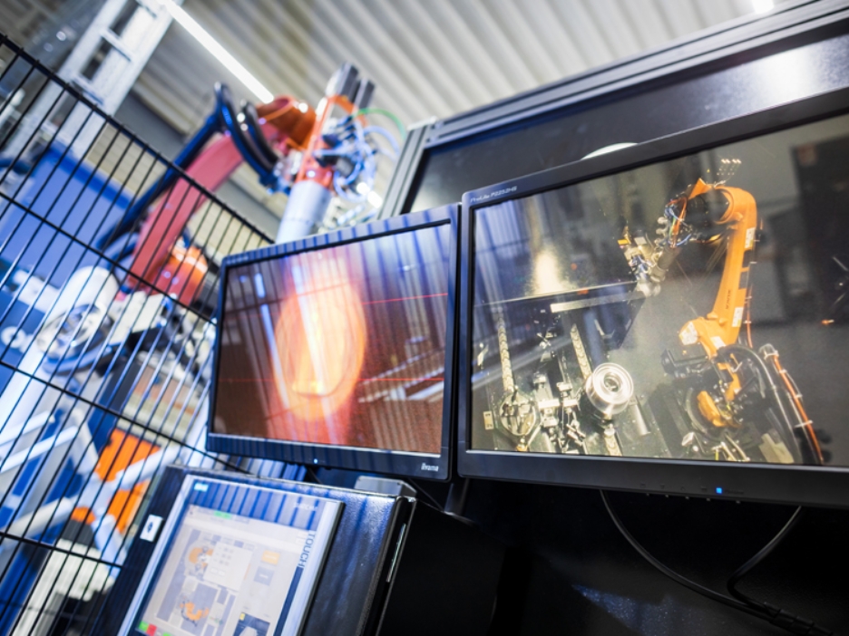 Bildschirme zur Überwachung der Produktionsstraße des Automobilzulieferers Fischer und Kaufmann
