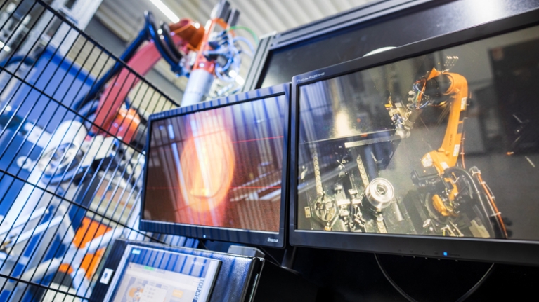 Bildschirme zur Überwachung der Produktionsstraße des Automobilzulieferers Fischer und Kaufmann