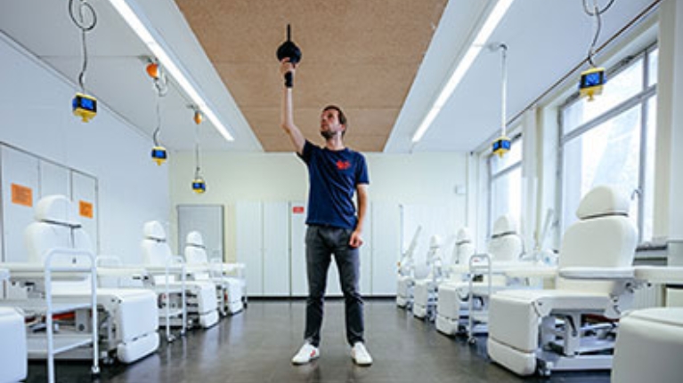 Ein Mann hält das Messgerät von lumoview wie eine Fackel in die Höhe