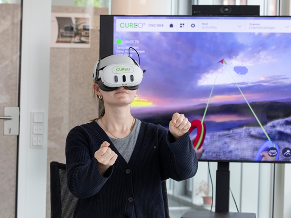 Frau mit einer Virtual Reality Brille