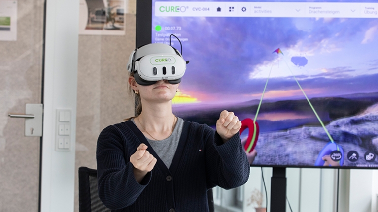 Frau mit einer Virtual Reality Brille