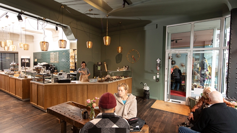 Das stilvoll eingerichtete Cafe mit Gästen.