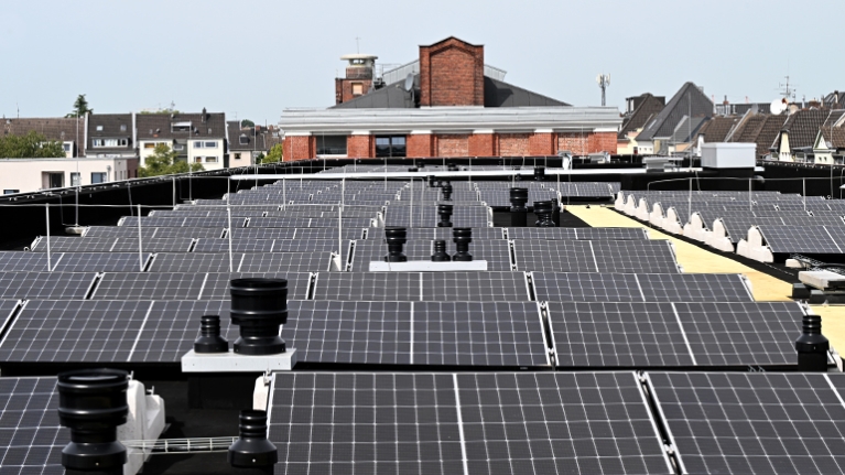 Solaranlagen auf einem Dach des Clouth Quartiers in Köln
