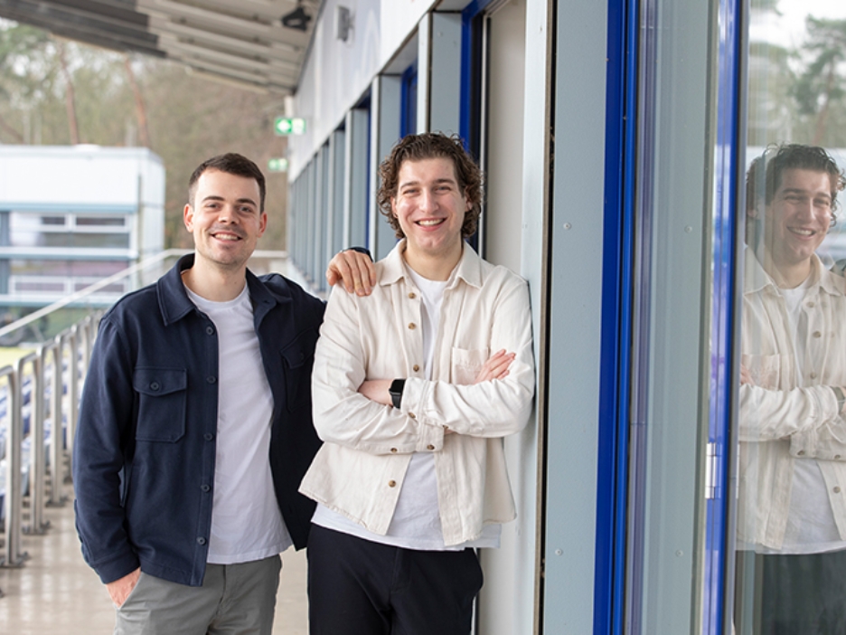 Die Geschäftsführer von Kiman Sport stehen für ein Foto auf einer Tribüne der Sporthochschule Köln