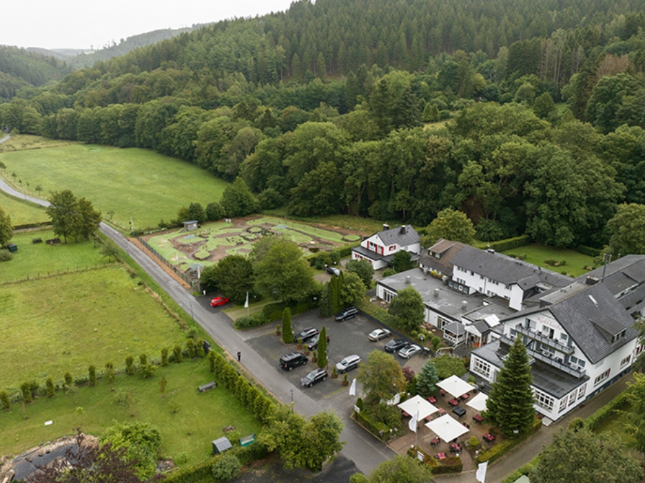 Das Landhotel Kallbach aus der Vogelperspektive mit den Wäldern der umgebenden Eifel