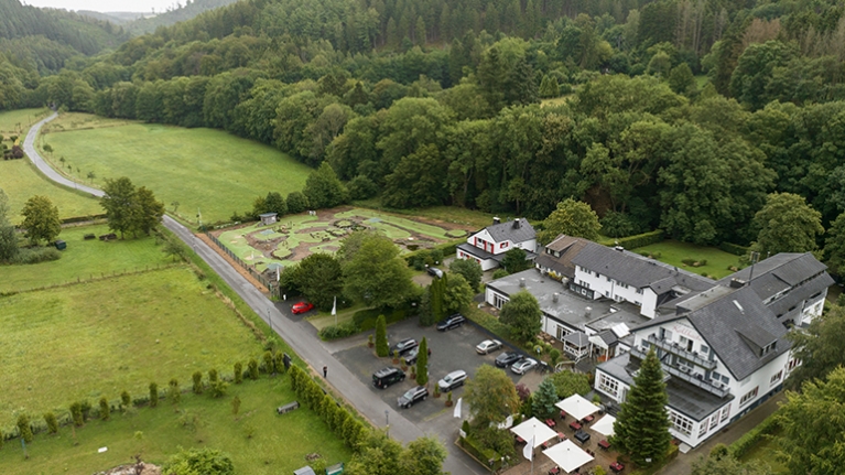 Das Landhotel Kallbach aus der Vogelperspektive mit den Wäldern der umgebenden Eifel