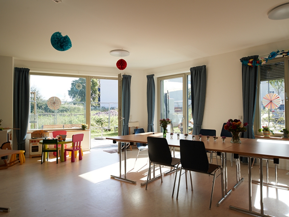Großzügiger, lichtdurchfluteter Gemeinschaftsraum