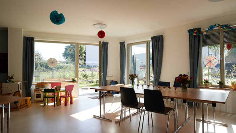 Großzügiger, lichtdurchfluteter Gemeinschaftsraum