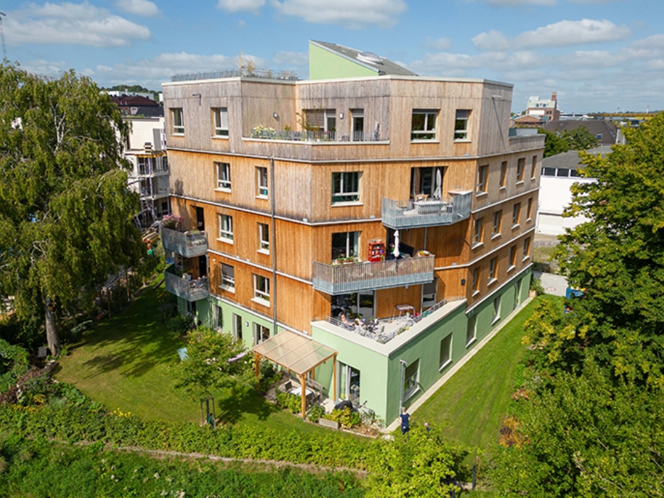 Mehrstöckiges Haus mit Holzfassade