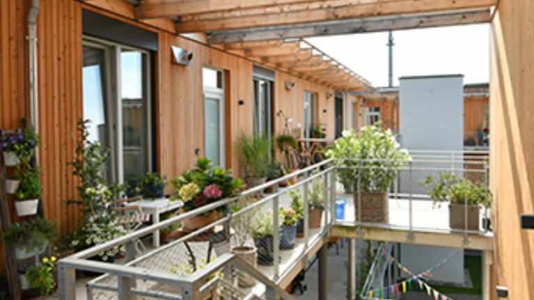 Offene Laubengänge, zum gemeinschaftlichen Innenhof hin ausgerichtet.