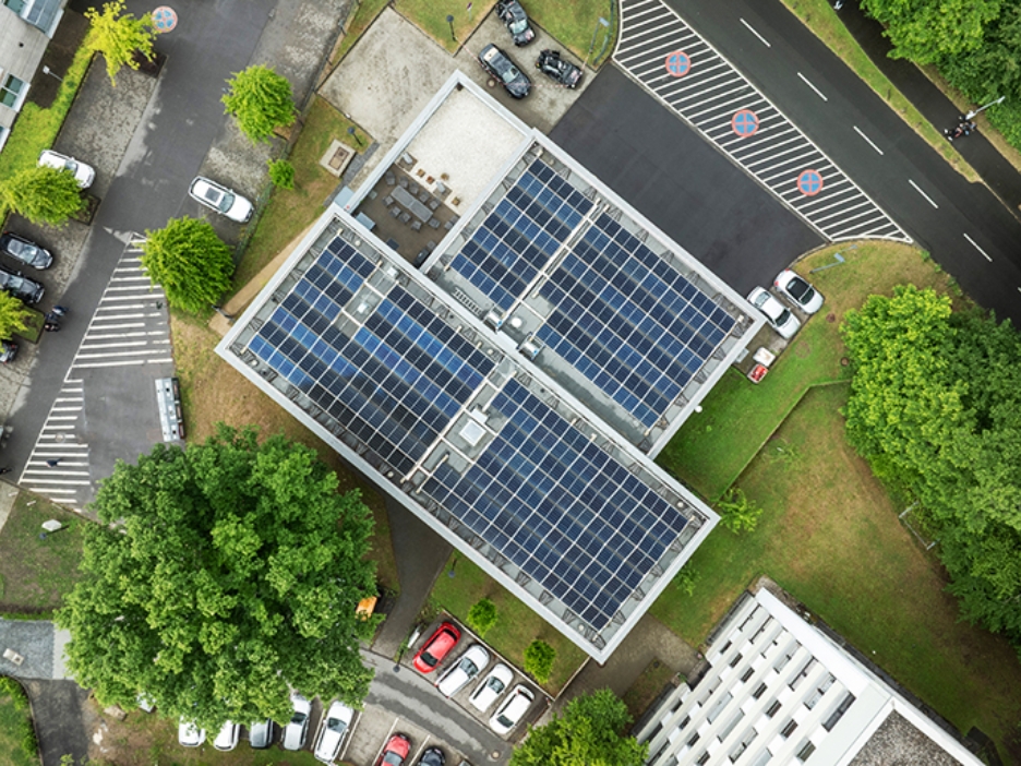 Uniklinikum mit Photovoltaik-Dachanlage