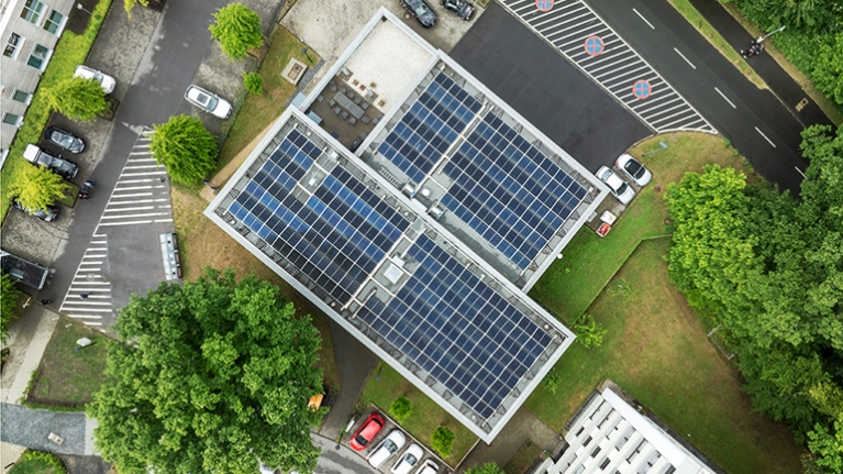 Uniklinikum mit Photovoltaik-Dachanlage