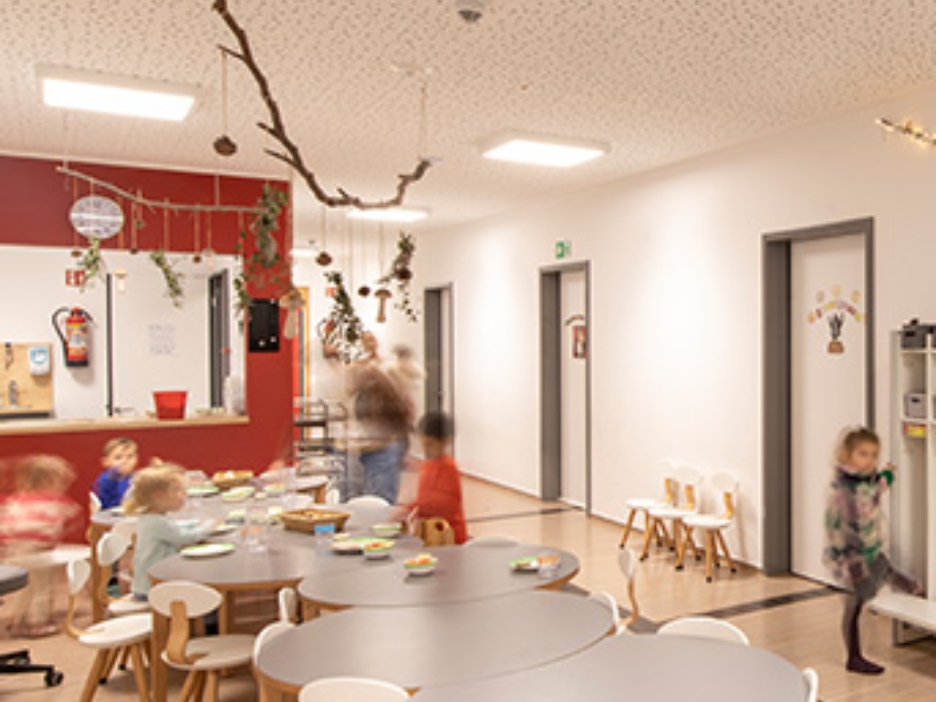 Innenräume der Kita, Flur mit TIschen und Stühlen