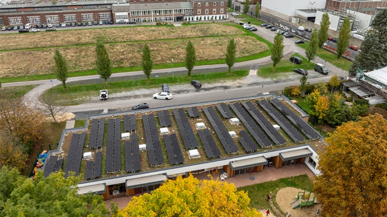 Gebäude mit Photovoltaikanlage auf ehemaligem Industriegelände
