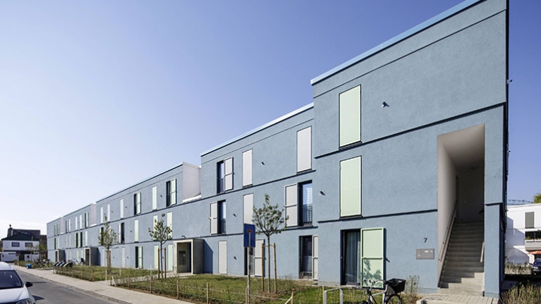 Moderne Reihenhaus-Front mit Vorgärten in einer ruhigen Sackgasse