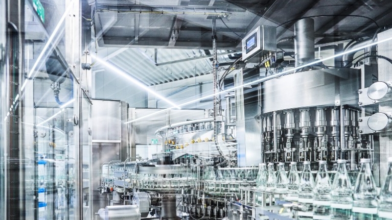 Die neue Abfüllanlage der Stiftsquelle schafft 35.000 Flaschen pro Stunde