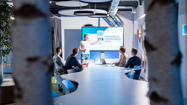 Die Gründer stellen im Rahmen einer Präsentation ihre App Tremaze vor.